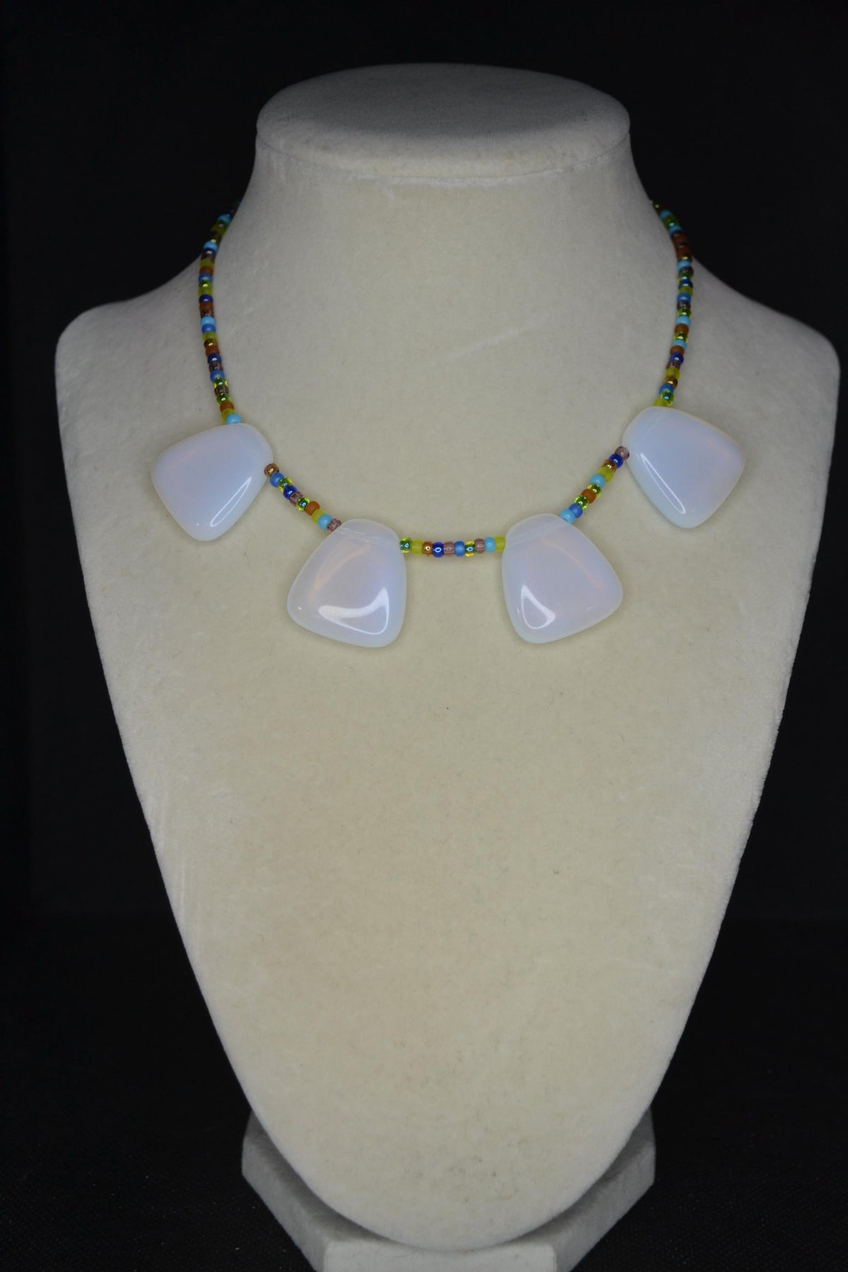 Multicolor glass bead choker. Moonstones and fiesta