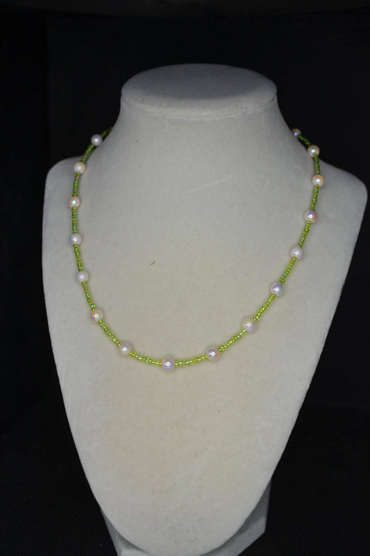 Multicolor glass bead necklace. Green and iridescent pearl