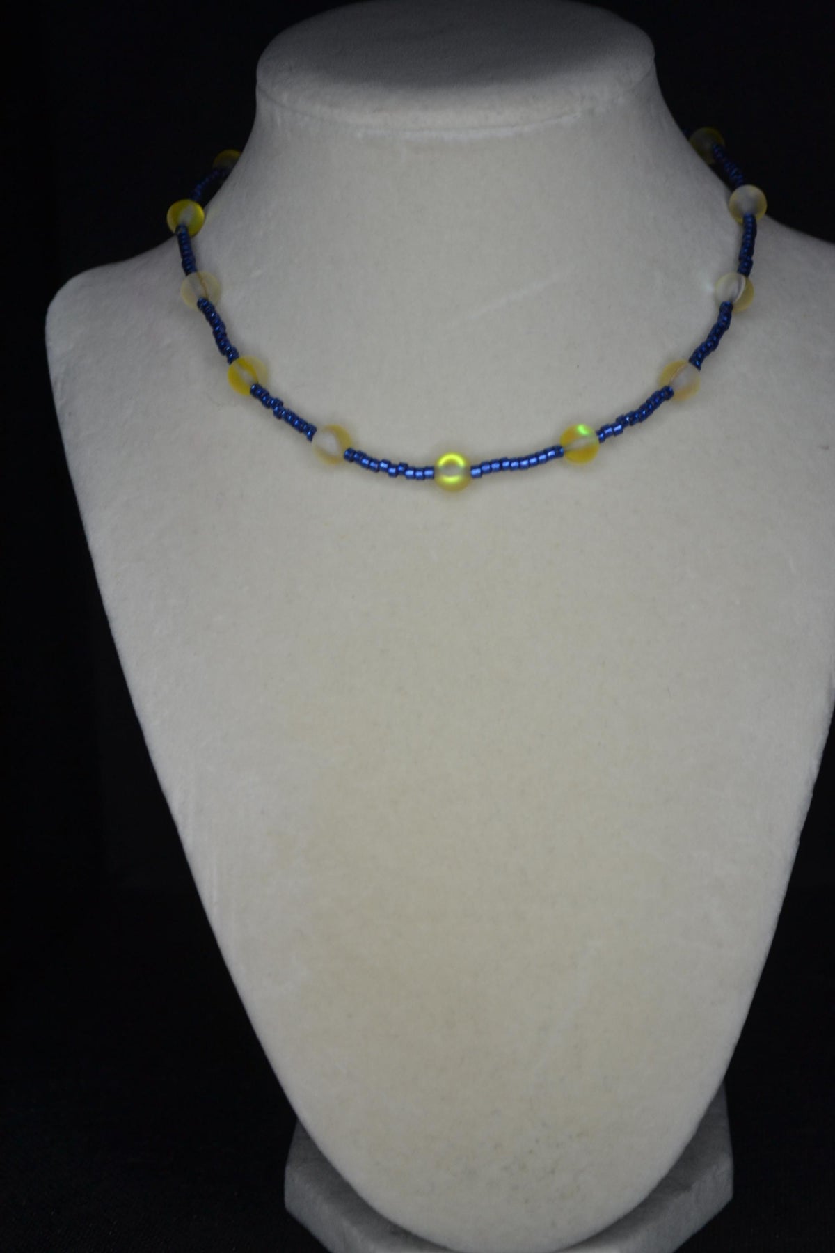 Multicolor glass bead choker. Frosted yellow and navy