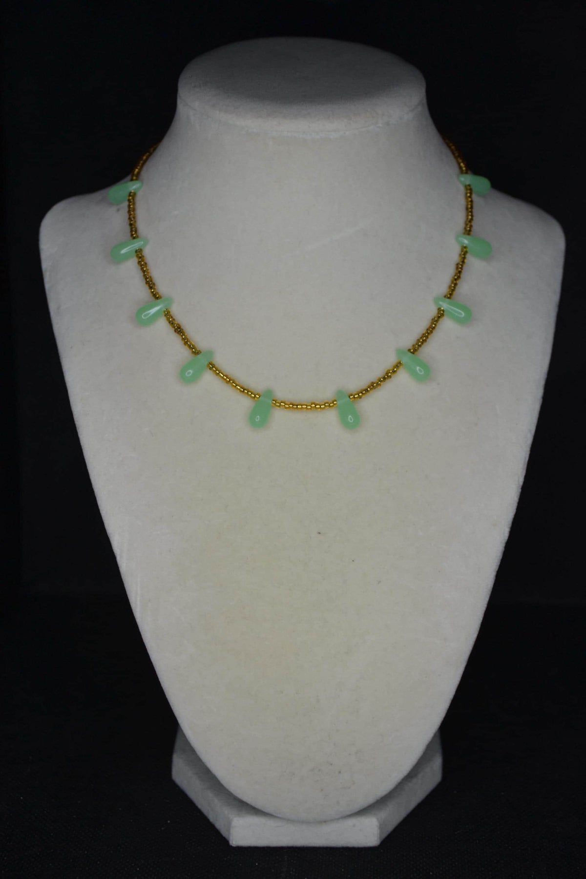 Multicolor glass bead choker. Jadeite and gold