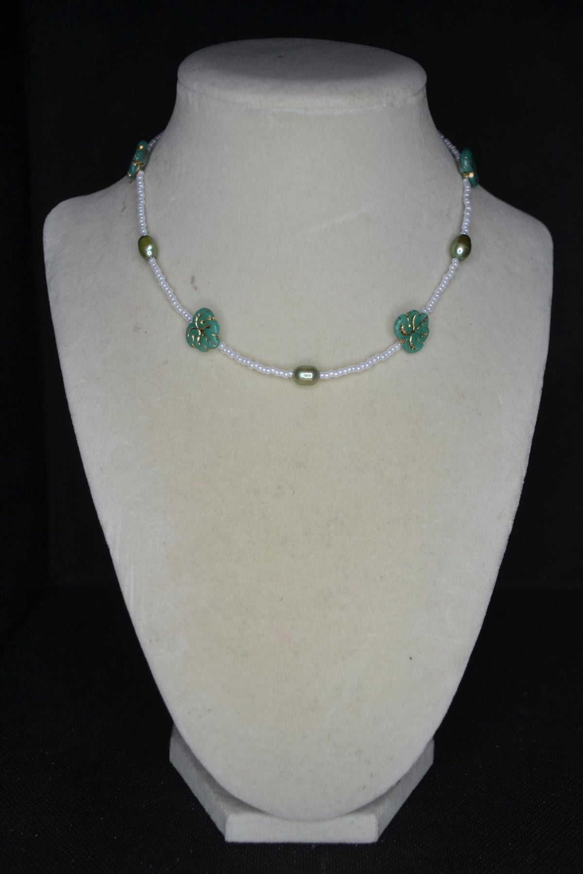 Multicolor glass bead choker. Monstera and pearl