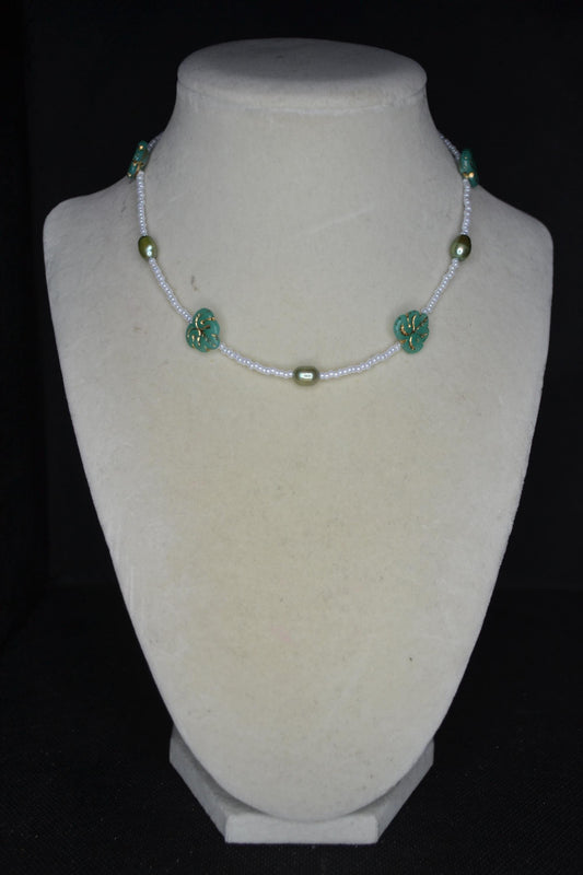 Multicolor glass bead choker. Monstera and pearl
