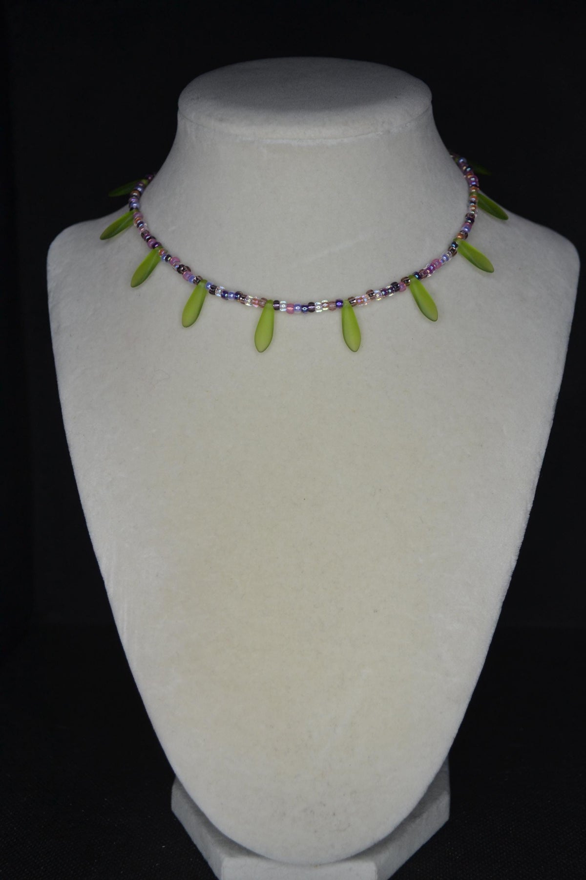 Multicolor glass bead choker. Purples and frosted green