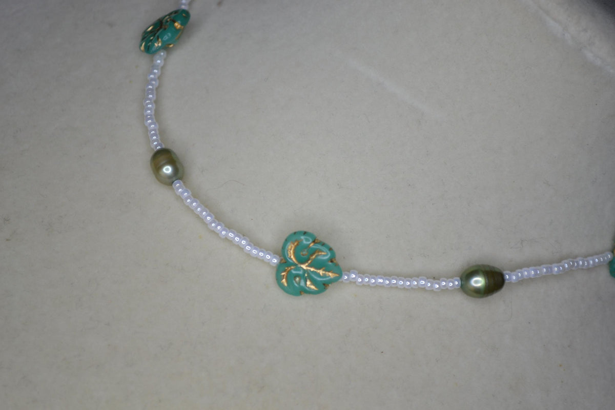 Multicolor glass bead choker. Monstera and pearl