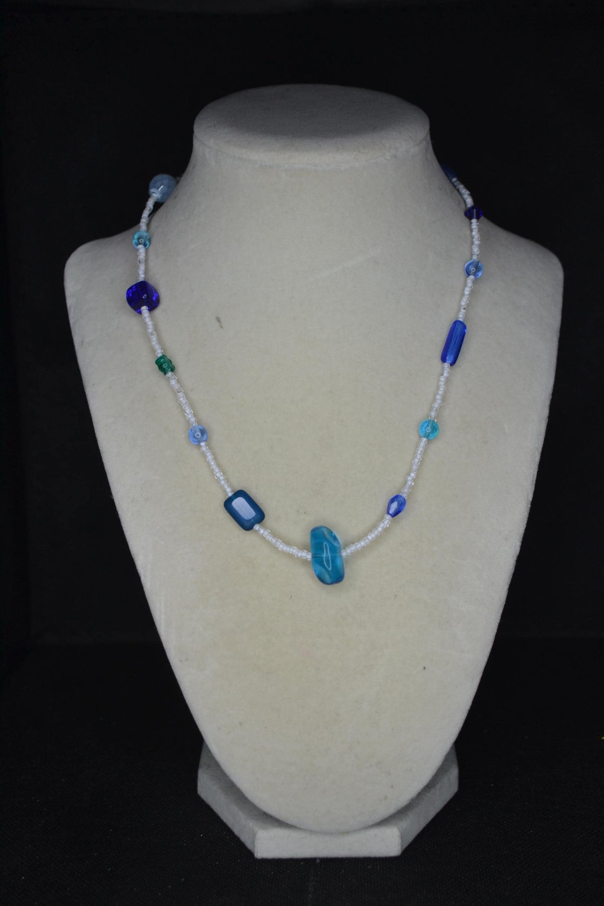 Multicolor glass bead necklace. Chunky blues and white